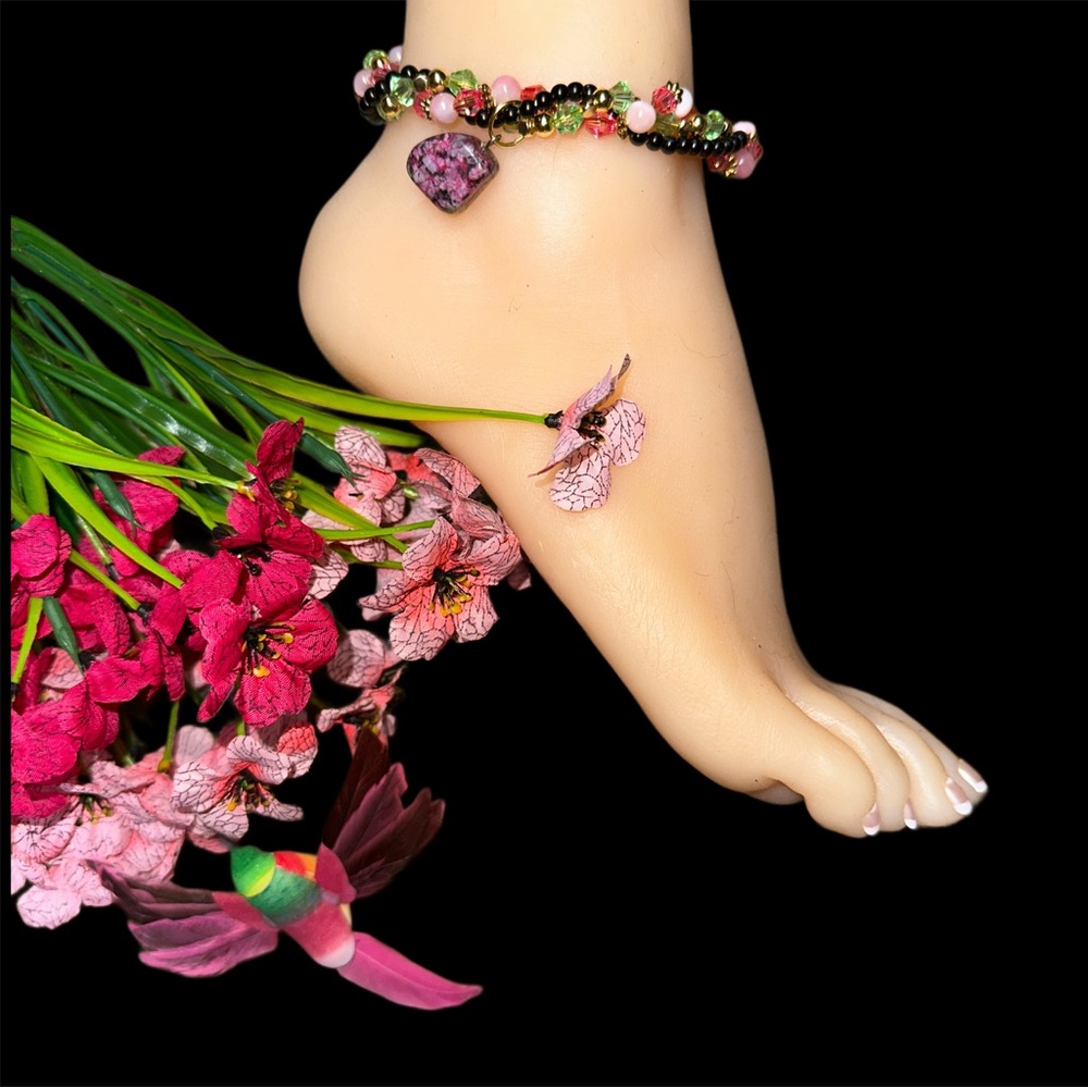 Ruby Zoiste Nugget Twisted Bead Ankle Bracelet in Gold Tone